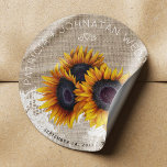 Adesivo Casamento com rendas de colmeia rústica de buquê s<br><div class="desc">Texto editável favorece adesivo com um buquê rústico e belo girassol e um cadarço branco vintage em uma burlap / fundo canvas bege faux. Ideal para o seu verão ou outono | elegante país russo | vintage do quintal exterior vintage casamento temático tradicional. Personalize-o com os nomes da noiva e...</div>
