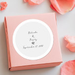 Adesivo Casamento com Tipografia Escrita Manuscrita de Man<br><div class="desc">Uma bela design de casamento com escrita por escrito manual minimalista e simples. Um design único que usa um estilo de casamento clássico de caligrafia pessoal. Uma design de letra escrita moderna com tons de sombra branca e cinza. Um elegante design de casamento com elementos modernos, mas tradicionais. Os convites...</div>