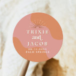 Adesivo Casamento cor-de-rosa e laranja na Trixie Retro 70<br><div class="desc">Este adesivo de favor de casamento apresenta giros laranja divertidos,  um fundo rosa brilhante,  fonte retrô e explosão solar. Edite facilmente todas as cores para atender às suas necessidades. Este sinal de boas-vindas é perfeito para o evento temático divertido dos 70.</div>