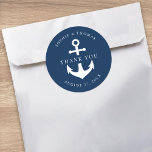 Adesivo Casamento de Âncora de Cor de Fundo Editável Obrig<br><div class="desc">Este obrigado náutico que você adesivo de casamento apresenta uma âncora em branco contra uma cor de fundo editável; para mudá-la de azul para a cor de sua escolha, clique no botão personalizar. Veja os itens de casamento correspondentes aqui https://www.zazzle.com/collections/editable_color_nautical_anchor_wedding-119983845388789301?rf=238364477188679314&tc=rc. Personalize-o substituindo o texto do marcador de posição. Para obter...</div>