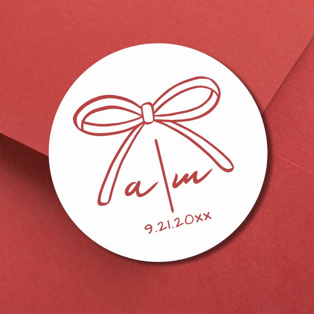 Adesivo Casamento de Arco Vermelho com Monograma Desenhado (Hand Drawn Monogram Red Bow Wedding Classic Round Sticker)