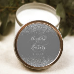 Adesivo Casamento de Borda Glitter da Cinza Moderna<br><div class="desc">Este elegante e moderno adesivo de casamento apresenta um falso design brilhante prateado na borda superior e inferior. Personalize facilmente o texto da cinza prateada em um fundo de cinza médio,  com os nomes da noiva e do noivo em caligrafia manuscrita sobre um grande painel.</div>