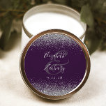 Adesivo Casamento de Borda Glitter de Prata Roxo Moderno E<br><div class="desc">Este elegante e moderno adesivo de casamento apresenta um falso design brilhante prateado na borda superior e inferior. Personalize facilmente o texto da cinza prateada em um fundo roxo escuro,  com os nomes do casal em caligrafia manual sobre uma grande e grande câmera.</div>