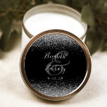 Adesivo Casamento de Borda Glitter Negra Moderna<br><div class="desc">Este elegante e moderno adesivo de casamento apresenta um falso design brilhante prateado na borda superior e inferior. Personalize facilmente o texto da cinza prateada em um fundo preto,  com os nomes do casal em caligrafia manual sobre uma grande e grande câmera.</div>