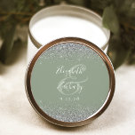 Adesivo Casamento de Borda Glitter Verde do Modern Sage<br><div class="desc">Este elegante e moderno adesivo de casamento apresenta um falso design brilhante prateado na borda superior e inferior. Personalize facilmente o texto branco em um fundo verde sábio,  com os nomes do casal em caligrafia manual sobre uma grande e grande câmera.</div>