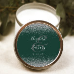 Adesivo Casamento de Borda Glitter Verde Moderno Escuro<br><div class="desc">Este elegante e moderno adesivo de casamento apresenta um falso design brilhante prateado na borda superior e inferior. Personalize facilmente o texto da cinza prateada em um fundo verde escuro,  com os nomes da noiva e do noivo em caligrafia manuscrita sobre um grande painel.</div>