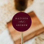 Adesivo Casamento de Borgonha Elegante<br><div class="desc">Simples e caligrafia... adesivos de casamento com seus nomes em letras brancas... com um fundo burgundy. Os adesivos de casamento burgosos são perfeitos para usar para selar envelopes, favores de casamento, e muito mais! Os elegantes adesivos de casamento foram projetados para coordenar com a nossa coleção de casamento Elegante da...</div>