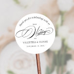 Adesivo Casamento de Caligrafia Elegante<br><div class="desc">Este adesivo de casamento da caligrafia fará a adição perfeita aos seus favores ou envelopes para celebrar um casamento elegante. A fonte do script adiciona um toque de sofisticação enquanto o layout moderno a mantém fresca e na moda. É a maneira perfeita de celebrar com seus entes queridos e seu...</div>
