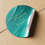 Adesivo Casamento de destino do oceano azul-aquático de ve<br><div class="desc">Whimsical moderno oceano praia convite de casamento envelope selado ou favor adesivo de embalagem redonda em talhe azul com estrelas-do-mar e roteiro de tipografia falsa e dourada. Escolha perfeita para uma praia moderna,  litoral,  oceânica,  costeira,  tropical,  náutica,  cruzeiro ou casamento com destino de ilha.</div>