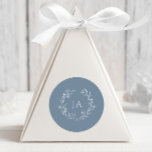 Adesivo Casamento de Dusty Blue Monograma<br><div class="desc">Façam seus convites e expressem gratidão com nossos adesivos de Casamento Dusty Blue Monograma. Perfeito para selos de envelopes ou etiquetas de favoritos,  estes adesivos apresentam o monograma e elegância clássica,  acrescentando um toque final de sofisticação à sua papelaria de casamento.</div>