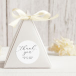 Adesivo Casamento De Escritos Minimalista Obrigado<br><div class="desc">Casamento De Manuscrito Minimalista Obrigado A Favor Do Clássico Vinheta Redonda. Personalize com seus nomes e data de casamento.</div>