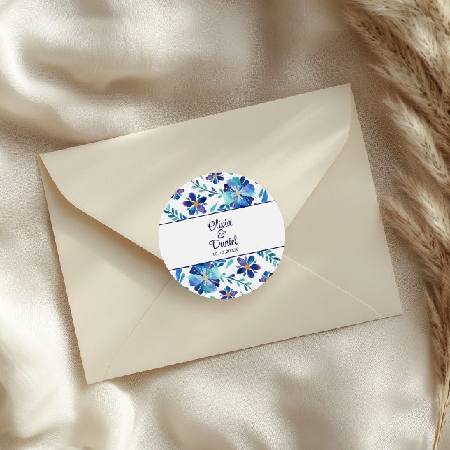Adesivo Casamento de Fiesta Floral Azul e Branco (Blue and White Floral Fiesta Wedding Classic Round Sticker on an elegant wedding envelope.)