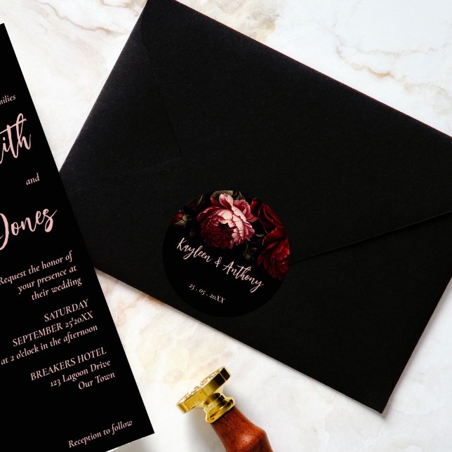 Adesivo Casamento de flores escuras e escuras (Moody dark vintage crimson red peony flowers wedding envelope sticker bride and groom names)