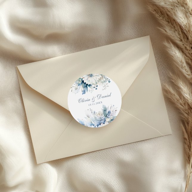 Adesivo Casamento de Flores Selvagens Azuis Modernas (Modern Dusty Blue Wildflowers Wedding Classic Round Sticker on a wedding envelope.)