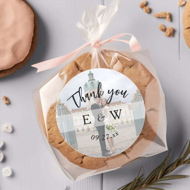 Adesivo Casamento de Fotos Simples de Iniciais de Monogram (Simple Minimalist Monogram Initials Photo Wedding Classic Round Sticker)