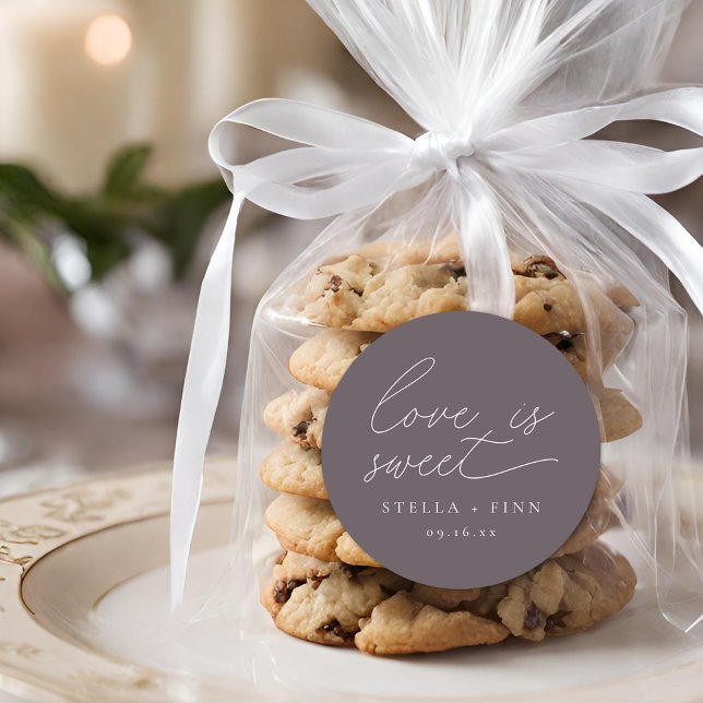 Adesivo Casamento de Letra Moderna Love Is Sweet (Modern Script Love Is Sweet Wedding Classic Round Sticker)