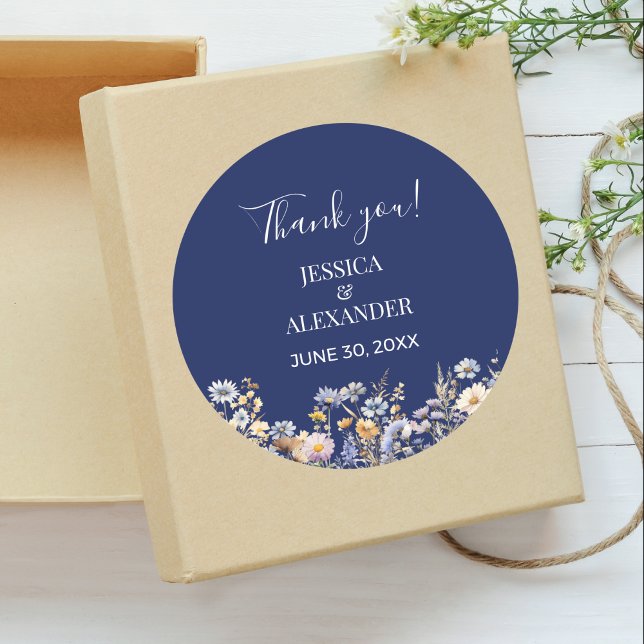 Adesivo Casamento de Marinhos de Flores Azuis Dusty Obriga (Dusty Blue Wildflowers Navy Wedding Round Thank You Sticker with Couple Names, Wedding Date.)