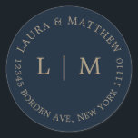 Adesivo Casamento de Monograma Azul marinho<br><div class="desc">Vinheta de casamento moderna e minimalista com seu monograma e endereço inicial. Um design simples que ainda aparece como chic e na moda. Estes envelopes são uma maneira excelente de adicionar um toque elegante à sua suíte de convites para o casamento.</div>