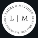 Adesivo Casamento de Monograma Branco<br><div class="desc">Vinheta de casamento moderna e minimalista com seu monograma e endereço inicial. Um design simples que ainda aparece como chic e na moda. Estes envelopes são uma maneira excelente de adicionar um toque elegante à sua suíte de convites para o casamento.</div>