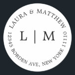 Adesivo Casamento de Monograma Branco<br><div class="desc">Vinheta de casamento moderna e minimalista com seu monograma e endereço inicial. Um design simples que ainda aparece como chic e na moda. Estes envelopes são uma maneira excelente de adicionar um toque elegante à sua suíte de convites para o casamento.</div>