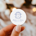 Adesivo Casamento de Monograma de Chinoiserie Azul Elegant<br><div class="desc">Melhore seus detalhes de casamento com nossos adesivos de casamento da Elegante Blue Chinoiserie Monogramas Crest. Apresentando uma bela crista azul-barroca em torno do monograma do casal, esses adesivos exibem nomes em clássico caligrafia azul com a data do casamento abaixo. Perfeito para selar envelopes, decorar favoritos para festas e adicionar...</div>