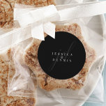 Adesivo Casamento de Monograma de Script Mínimo Moderno El<br><div class="desc">Manuscrito Elegante Mínimo Moderno Monograma Clássico Redondo de Casamento Adicione um pouco de elegância aos seus favores de casamento, presentes ou convites com esses adesivos redondos clássicos. Apresentando um design moderno, minimalista e um monograma elegante, esses adesivos são a maneira perfeita de personalizar seus detalhes de casamento. Personalize esses adesivos...</div>