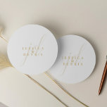 Adesivo Casamento de Monograma de Script Mínimo Moderno El<br><div class="desc">Manuscrito Elegante Mínimo Moderno Monograma Clássico Redondo de Casamento Adicione um toque de elegância ao seu casamento com esses adesivos redondos clássicos, modernos, minimalistas e elegantes. Criados em cores clássicas, brancas e douradas, esses adesivos são perfeitos para selar convites, favorecer bolsas ou adicionar um toque personalizado a qualquer item de...</div>