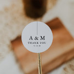 Adesivo Casamento de Monograma Moderno<br><div class="desc">Experimente elegância com nosso monograma minimalista,  com as iniciais de ambos os parceiros e um "obrigado" sincero por baixo. Elevem seus favores de casamento com este refinado rótulo ou envelope fechado.</div>