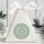 Adesivo Casamento de Monograma Verde Sage<br><div class="desc">Façam seus convites e expressem gratidão com nossos Vinheiros do Monograma Verde Sage. Perfeito para selos de envelopes ou etiquetas de favoritos,  estes adesivos apresentam o monograma e elegância clássica,  acrescentando um toque final de sofisticação à sua papelaria de casamento.</div>