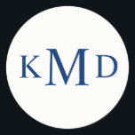 Adesivo Casamento de noivos de marinho branco com monogram<br><div class="desc">Etiquetas de casamento clássicas e elegantes de marinho azul e monograma branco. Noivas, noites de noivo e sobrenome. A cor de fundo pode ser alterada para se adequar ao seu esquema de cores. Perfeito para decoração de mesa de recepção, envelopes, favores, obrigado... Entre em contato com o designer para obter...</div>