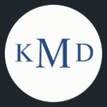 Adesivo Casamento de noivos de marinho branco com monogram<br><div class="desc">Etiquetas de casamento clássicas e elegantes de marinho azul e monograma branco. Noivas, noites de noivo e sobrenome. A cor de fundo pode ser alterada para se adequar ao seu esquema de cores. Perfeito para decoração de mesa de recepção, envelopes, favores, obrigado... Entre em contato com o designer para obter...</div>