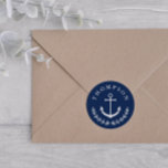 Adesivo Casamento de Nome Náutico do marinho Âncora Branco<br><div class="desc">O envelope náutico sela a azul com seu nome em um arco acima de uma âncora branca e meia coroa de verde. O envelope do casamento âncora sela em azul e branco.</div>