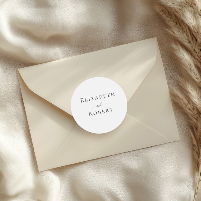 Adesivo Casamento de Nomes de Casais Minimalistas Simples (Simple Minimalist Couple Names Wedding Classic Round Sticker on a small envelope.)