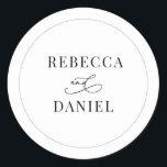 Adesivo Casamento de Nomes Personalizados Clássicos de Pre<br><div class="desc">Projetado para coordenar com a nossa coleção de casamentos Romântica de Script,  este nome personalizável Sticker,  apresenta um suporte gráfico caligráfico,  emparelhado com uma fonte serif clássica em preto. Itens correspondentes disponíveis.</div>