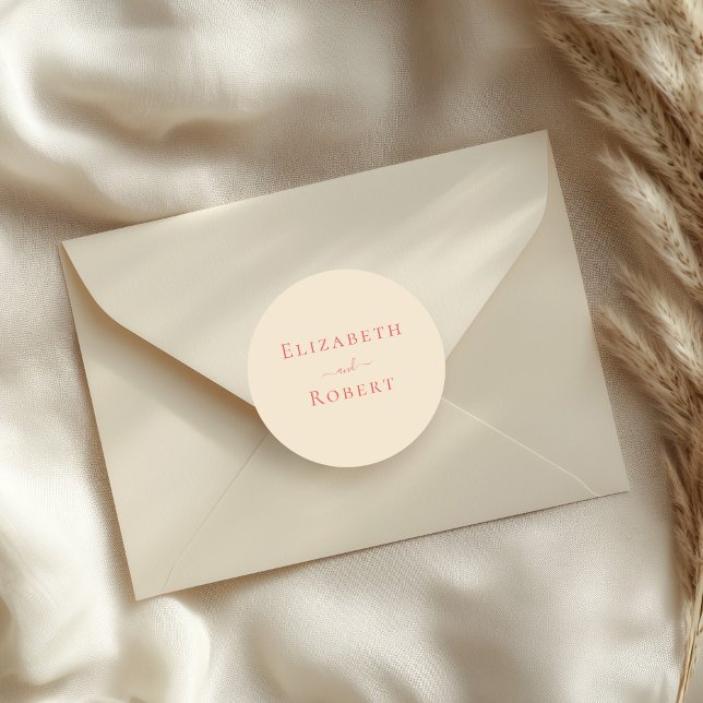 Adesivo Casamento de Nomes Simples de Casais Mínimos de Co (Soft Coral Simple Minimalist Couple Names Wedding Classic Round Sticker on a small envelope.)