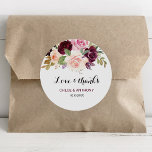 Adesivo Casamento de Obrigados e Amor Floral Verde Blush B<br><div class="desc">Este adesivo de rolo verde e borboleta floral de amor floral e obrigados clássico de casamento é perfeito para um casamento rústico. A design apresenta buquês de flores elegantes,  verdes,  esbranquiçados,  roxos,  vermelhos e burgosos desenhados à mão,  inspiradoras belezas naturais.</div>