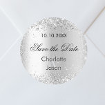 Adesivo Casamento de prata Salve a data<br><div class="desc">Um adesivo "Salvar data" para o seu casamento. Um fundo com aparência de prata falsa,  texto preto. Decorado com confete. Personalize e adicione seus nomes e data de casamento.</div>