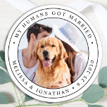 Adesivo Casamento de Recem casados de Pet Dog com Fotograf<br><div class="desc">Adicione o toque final aos seus anúncios de casamento de cães com estas fotos personalizadas, e personalizado 'Meus Humanos Casaram-se com adesivos. Personalize com sua foto, nomes e data favoritos. COPYRIGHT © 2020 Judy Burrows, Black Dog Art - Todos Os Direitos Reservados. Vinheta redonda clássica de Recem casados Pet Dog...</div>