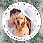 Adesivo Casamento de Recem casados de Pet Dog Personalizad<br><div class="desc">Adicione o toque final aos seus anúncios de casamento de cães com estas fotos personalizadas, e personalizado 'Meus Humanos Casaram-se com adesivos. Personalize com sua foto, nomes e data favoritos. COPYRIGHT © 2020 Judy Burrows, Black Dog Art - Todos Os Direitos Reservados. Vinheta redonda clássica de Recem casados de Pet...</div>