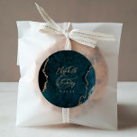 Adesivo Casamento de Script Agate Dourado Azul Teal<br><div class="desc">Este elegante e moderno adesivo de casamento apresenta uma coloração aquosa azul-lacrimejante agate design com falso brilho dourado. Personalize facilmente o texto dourado,  com os nomes da noiva e do noivo em caligrafia manuscrita sobre um grande e a data do casamento abaixo.</div>