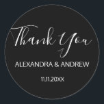 Adesivo Casamento de Script Branco e Preto Clássico, OBRIG<br><div class="desc">Adicione estas selas de envelopes redondos magníficos AGRADEÇO-LHE a sua obrigado de casamento que envolve ou qualquer outro item como presentes ou favores. Linda design de letras de caligrafia branca, mas elegante. A cor de fundo pode ser facilmente alterada para corresponder às suas cores. Você certamente impressionará todos com isso!...</div>