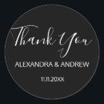 Adesivo Casamento de Script Branco e Preto Clássico, OBRIG<br><div class="desc">Adicione estas selas de envelopes redondos magníficos AGRADEÇO-LHE a sua obrigado de casamento que envolve ou qualquer outro item como presentes ou favores. Linda design de letras de caligrafia branca, mas elegante. A cor de fundo pode ser facilmente alterada para corresponder às suas cores. Você certamente impressionará todos com isso!...</div>