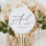 Adesivo Casamento de Script de Caligrafia Chic VALENTINA<br><div class="desc">Este adesivo de casamento apresenta uma elegante letra de escrita caligráfica manuscrita e um layout moderno minimalista. Use estas modelos para personalizar os nomes da noiva e do noivo, o texto, a fonte, a cor da fonte e a cor do plano de fundo para corresponder ao seu estilo de evento....</div>