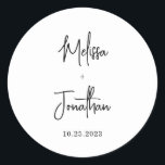 Adesivo Casamento de Script Manuscrito Moderno Minimalista<br><div class="desc">Manuscrito Mínimo Moderno Manuscrito Escrito Preto e Branco Clássico Redondo De Casamento Branco.</div>