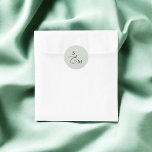 Adesivo Casamento de Script Monograma Ampersand<br><div class="desc">Adicione um pouco de elegância aos seus favores de casamento com o nosso adesivo maravilhosamente desenhado. Apresentando o monograma do casal em uma fonte serif clássica, combinada com um delicado e multiuso de script, este adesivo adiciona um toque sofisticado e personalizado ao seu dia especial. Perfeito para fazer seu casamento...</div>