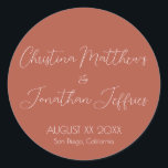 Adesivo Casamento de Terracotta Moderno e Elegante<br><div class="desc">Este moderno e elegante evento ou adesivo de casamento apresenta um simples fundo de terracota com texto branco. Os nomes do casal são impressos em uma fonte de script. A data e o local do casamento são impressos abaixo.</div>