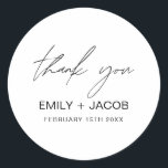 Adesivo Casamento de Tipografia Minimalista Obrigado<br><div class="desc">Elevem seu casamento, obrigado notas e favores com nossa tipografia minimalista do casamento. Estes adesivos são um na moda e versátil acréscimo à sua papelaria de casamento, permitindo que você expresse sua gratidão com elegância e simplicidade. Cada adesivo nesta coleção apresenta uma tipografia minimalista que soletra "Obrigado" em um design...</div>