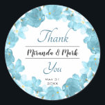 Adesivo Casamento de Watercolor Blue Floral Wreath Obrigad<br><div class="desc">Elegante moldura azul de aquarela com um belo roteiro do Obrigado. Flores azuis e gentis,  a aquarela é perfeita para dizer Obrigado pelo seu dia especial. É fácil personalizar alterando os nomes e a data.</div>