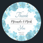 Adesivo Casamento de Watercolor Blue Floral Wreath Obrigad<br><div class="desc">Elegante moldura azul de aquarela com um belo roteiro do Obrigado. Flores azuis e gentis,  a aquarela é perfeita para dizer Obrigado pelo seu dia especial. É fácil personalizar alterando os nomes e a data.</div>