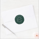 Adesivo Casamento do Moderno Emerald Green Leafy Crest Mon<br><div class="desc">Estamos amando esta moda, moderna esmeralda, Envelope Seal! Simples, elegante e tão bonito, ele apresenta uma coroa desenhada à mão rodeando um monograma moderno de casamento. Ela é personalizada em tipografia elegante, Finalmente é aparada em uma delicada moldura. Ver o pacote aqui: https://www.zazzle.com/collections/emerald_green_leafy_crest_monogram_wedding-119957580948924617 Entre em contato com o designer para...</div>